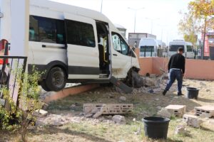 AĞRI (AA) – Ağrı'da servis minibüsünün duraktaki üniversite öğrencisine ve