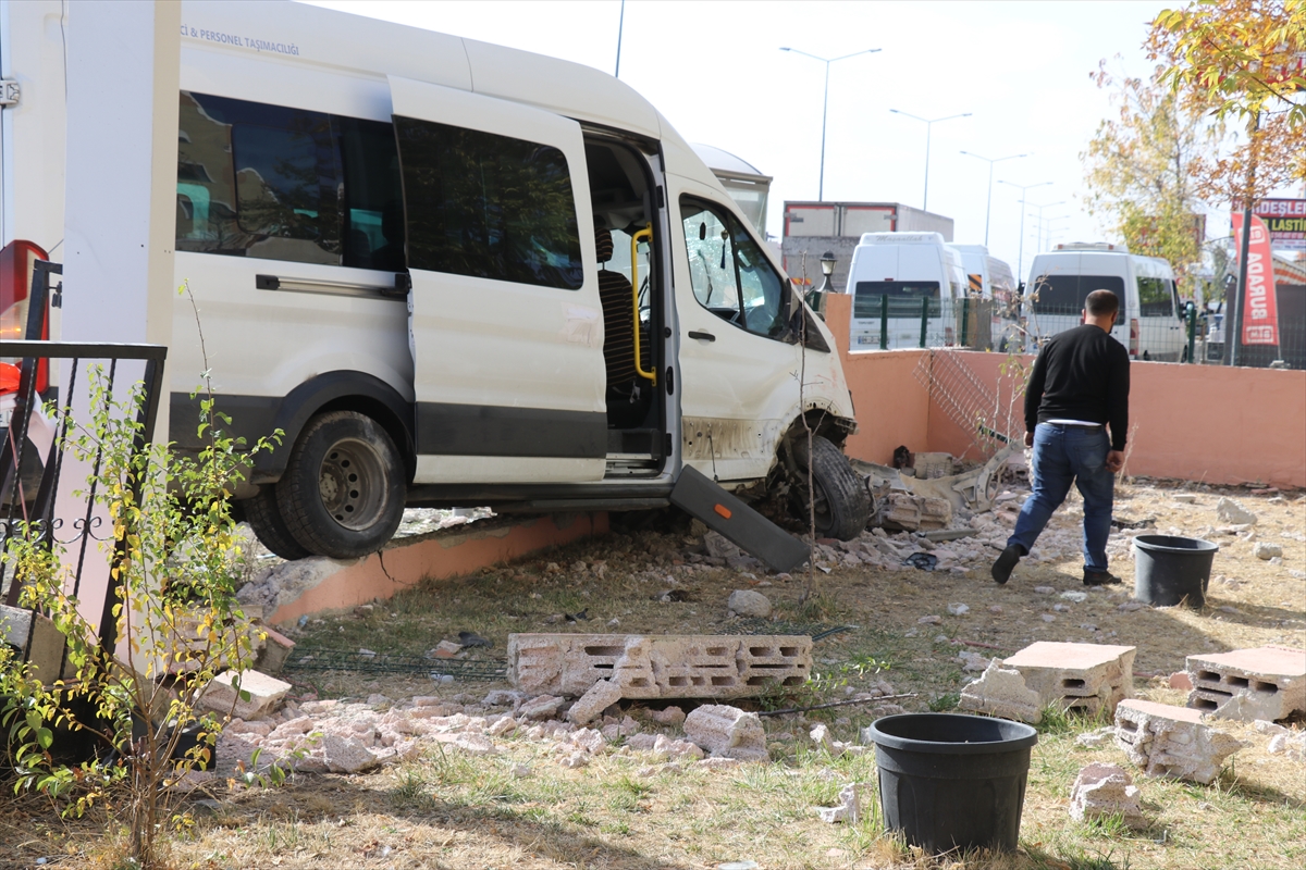 Ağrı'da servis minibüsü duraktaki öğrenciye ve duvara çarptı, 7 öğrenci yaralandı