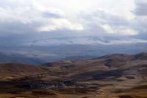 AĞRI (AA) – Ağrı'nın yüksek kesimleri kar yağışıyla beyaza büründü.