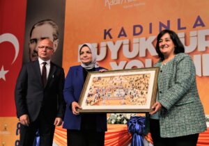 - "Biz inanıyoruz ki kadınlar, 19 yılda kapattığımız makası gelecek