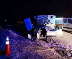 AKSARAY (AA) – Aksaray'ın Eskil ilçesinde otomobil ile traktörün çarpışması