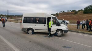 AMASYA (AA) – Amasya'nın Gümüşhacıköy ilçesinde tarım işçilerini taşıyan minibüsün