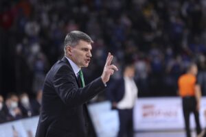- Anadolu Efes: 71 - UNICS Kazan: 68 
