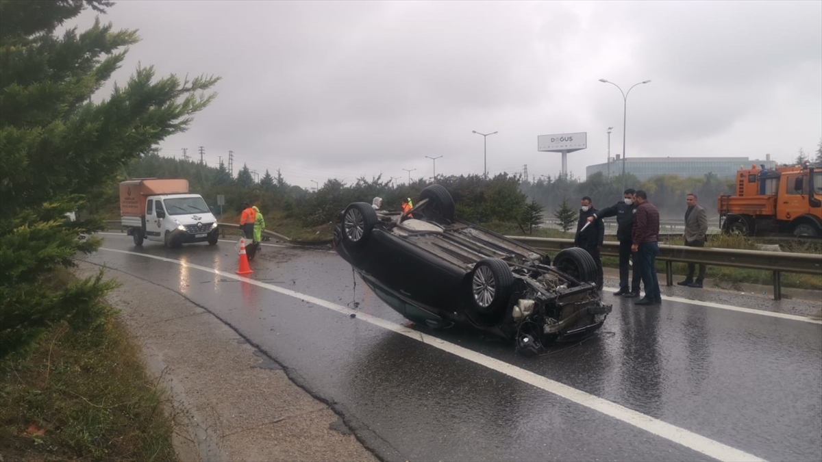Anadolu Otoyolu'ndan bağlantı yoluna devrilen otomobildeki 2 kişi yaralandı
