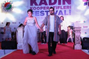 ANTALYA (AA) – Antalya Kadın Kooperatifleri Festivali kapsamındaki defilede podyuma