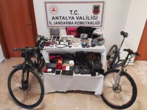 ANTALYA (AA) – Antalya'nın Manavgat ilçesinde bir kişinin omzundaki çantayı