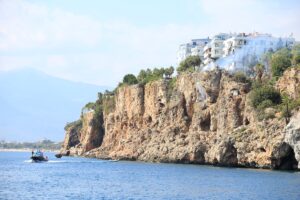 ANTALYA (AA) – Antalya'da falezlerden düşerek yaralanan kişi, itfaiye ve