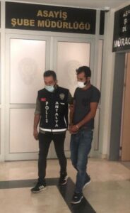 ANTALYA (AA) – Antalya'da kendisini istihbarat görevlisi olarak tanıtarak dolandırıcılık