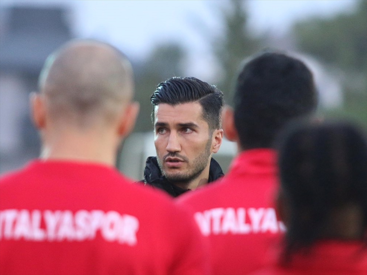 Antalyaspor'da Nuri Şahin'in ekibi netleşiyor