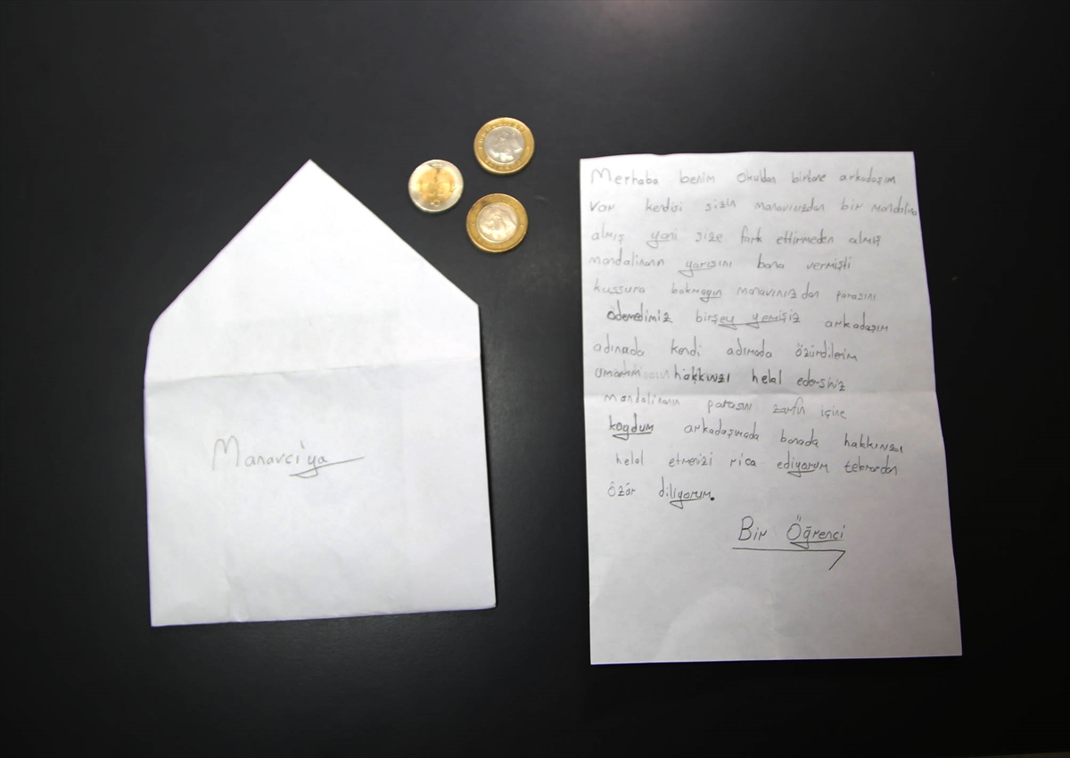 Arkadaşının manavdan aldığı mandalinanın parasını zarfa koyduğu bir notla ödedi