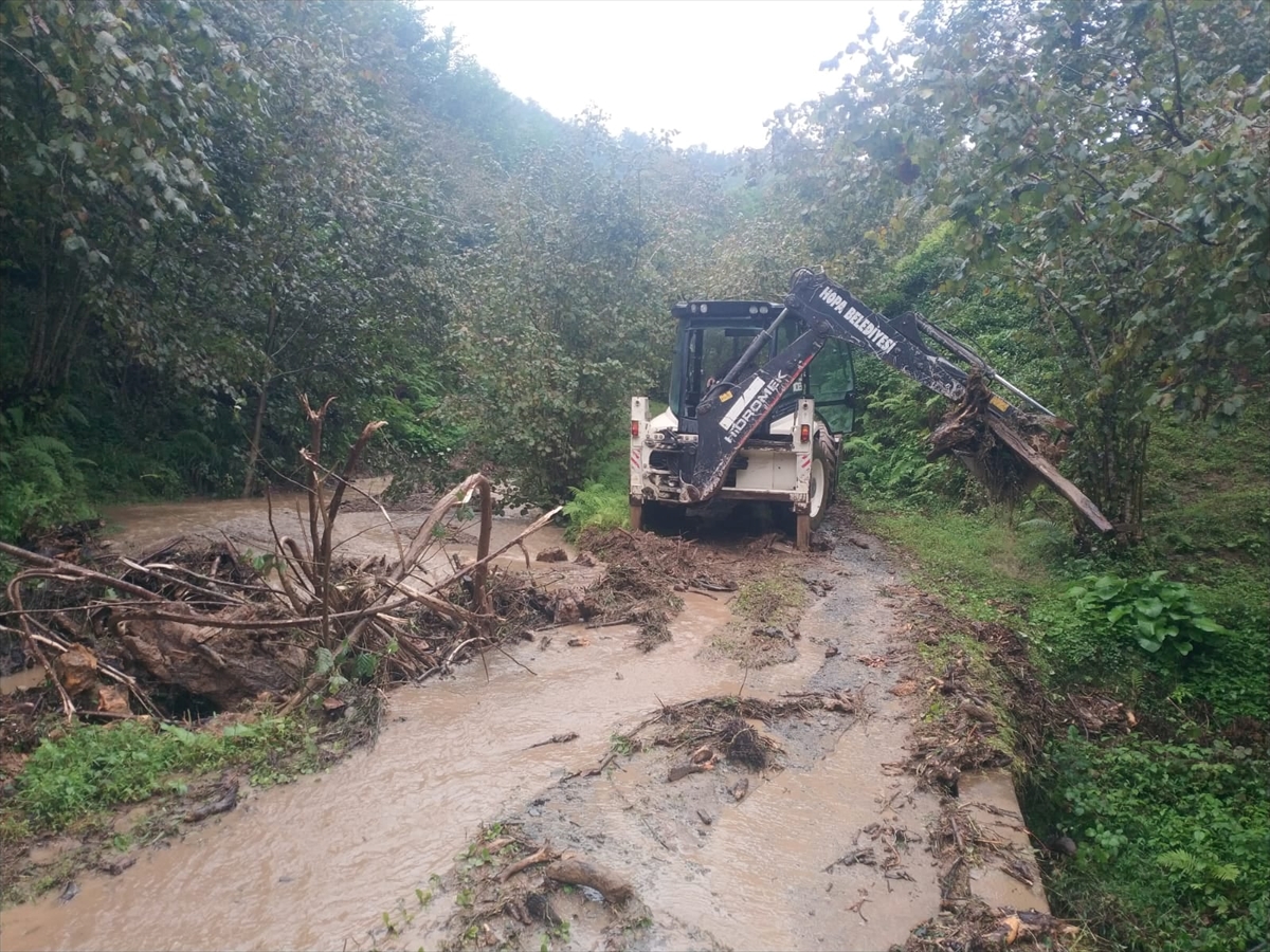 Artvin'in Hopa ve Kemalpaşa ilçelerinde sağanak hayatı olumsuz etkiledi