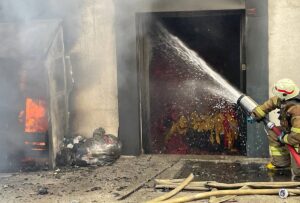 İSTANBUL (AA) – Avcılar'da geri dönüşüm tesisinde çıkan yangına itfaiye