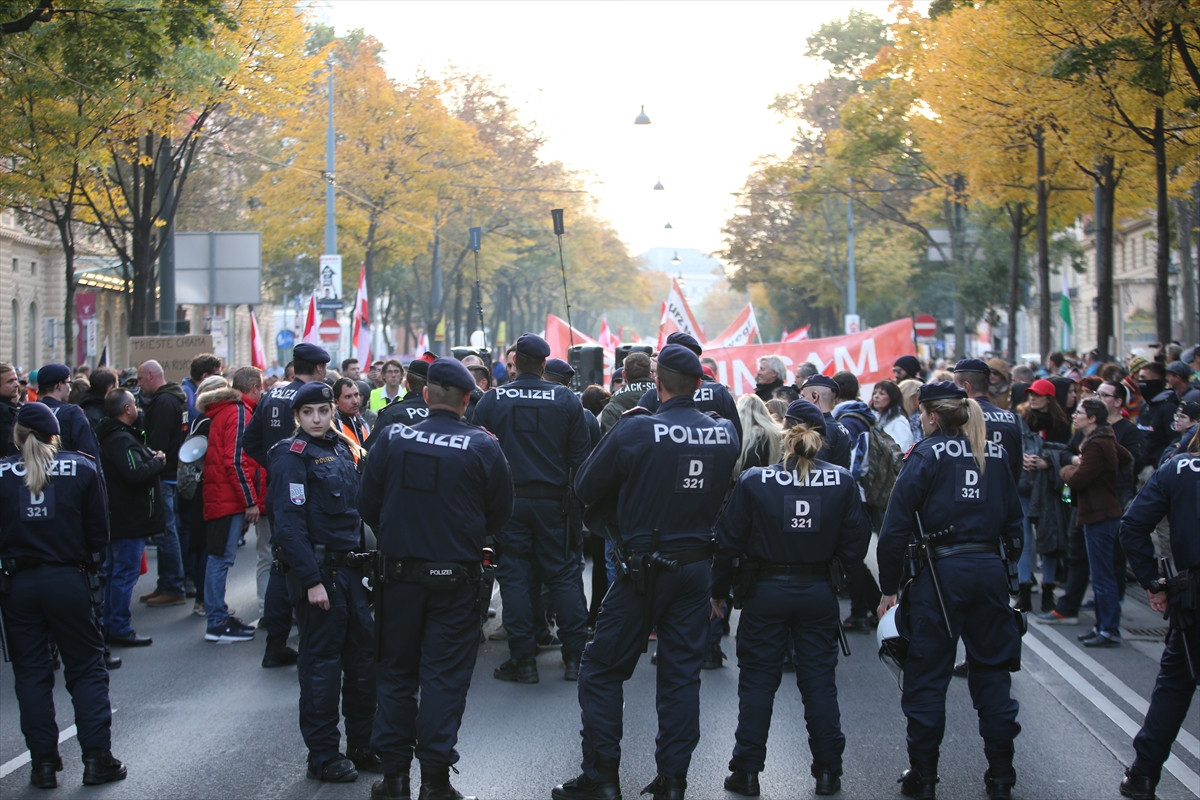 Avusturya'da Kovid-19 önlemlerine karşı gösteri düzenlendi