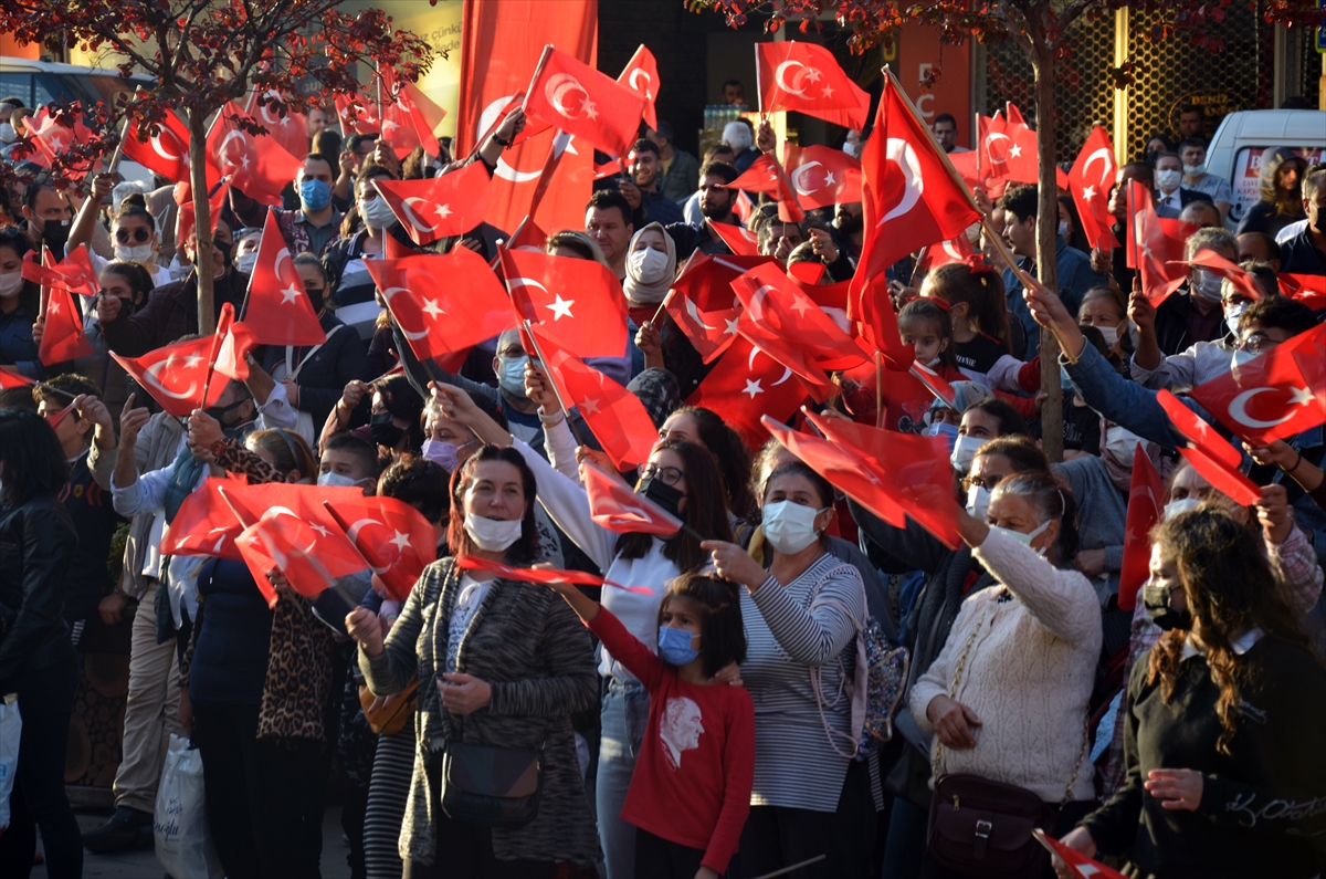 Aydın’da 500 metre uzunluğundaki Türk bayrağıyla kortej yürüyüşü yapıldı