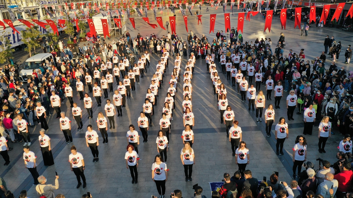 Aydın'da 98 kadın, 29 Ekim'i zeybek oynayarak kutladı