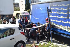 AYDIN (AA) – Aydın'ın Kuşadası ilçesinde, geri manevra yapan kamyonun