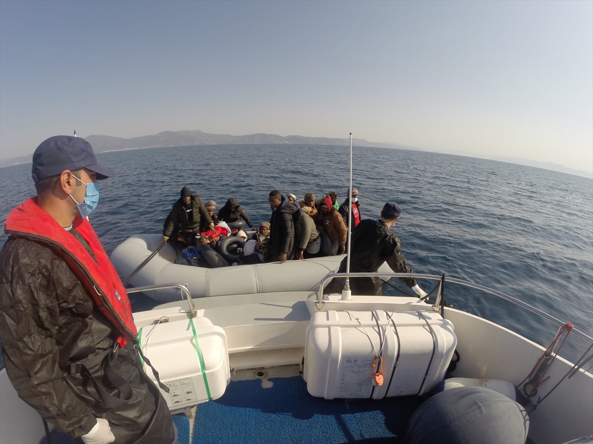 Aydın'da Türk kara sularına itilen 20 düzensiz göçmen kurtarıldı