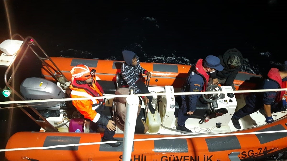 Aydın'da Türk kara sularına itilen 22 düzensiz göçmen kurtarıldı