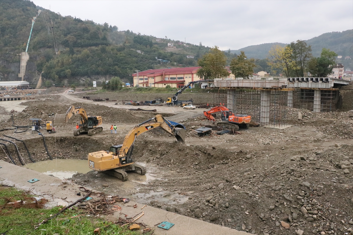 Bakan Karaismailoğlu, Sinop'ta sel bölgesinde incelemelerde bulundu: