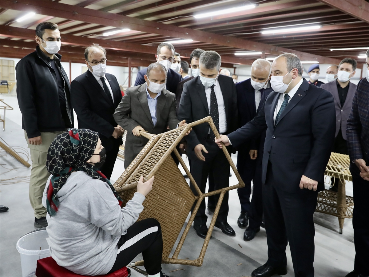 Bakan Varank, Şinik OSB'de faaliyete geçen 12 fabrikanın toplu açılışını yaptı: