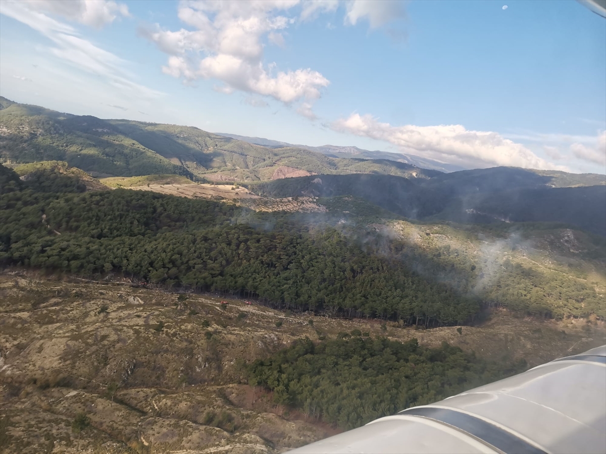 GÜNCELLEME – Balıkesir'in Edremit ilçesinde çıkan orman yangını kontrol altına alındı