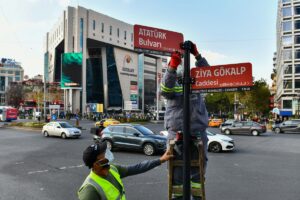 - Ankaralıların oylarıyla seçilen kırmızı ağırlıklı, beyaz yazılı ve siyah