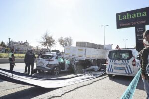 ANKARA (AA) – Başkentte otomobiliyle park halindeki kamyona çarpan kadın