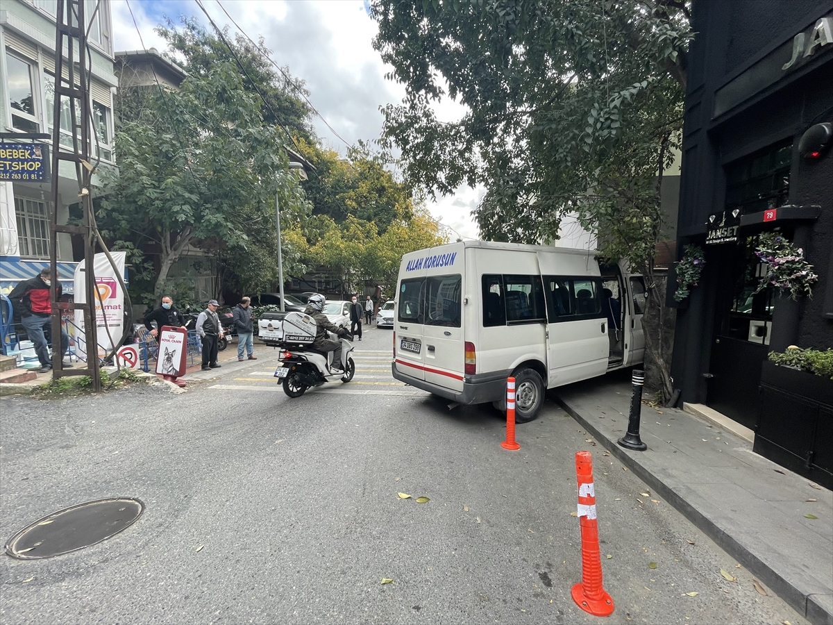Beşiktaş'ta bir minibüs bina önündeki doğal gaz kutusuna çarptı
