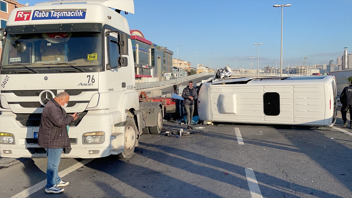 Beylikdüzü'nde tıra çarpan servis minibüsündeki 8 kişi yaralandı