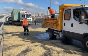 İSTANBUL (AA) – Beylikdüzü'nde, servis minibüsünün park halindeki tıra çarpması