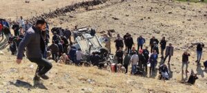 BİNGÖL (AA) – Bingöl'ün Solhan ilçesinde otomobilin şarampole devrilmesi sonucu