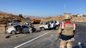 BİTLİS (AA) – Bitlis'in Tatvan ilçesinde iki otomobilin çarpışması sonucu