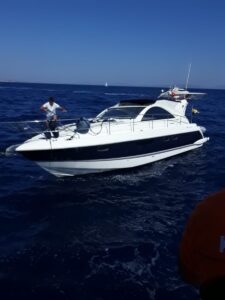 MUĞLA (AA) – Muğla'nın Bodrum ilçesinde arızalanarak denizde sürüklenmeye başlayan