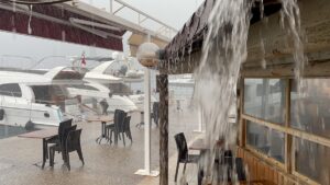 MUĞLA (AA) – Muğla'nın Bodrum ilçesinde sağanak ve kuvvetli rüzgar