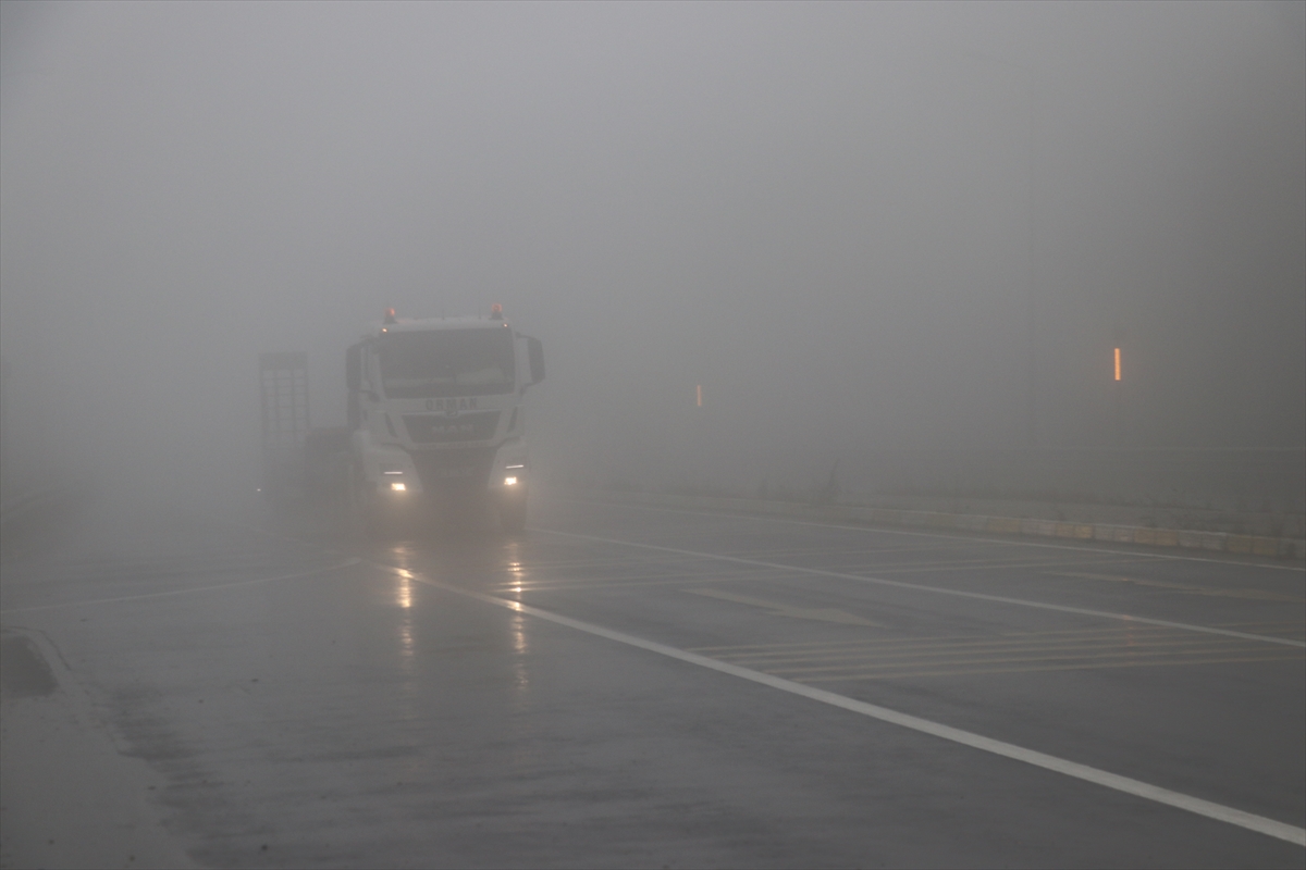 Bolu Dağı'nda sis ve sağanak ulaşımı olumsuz etkiliyor