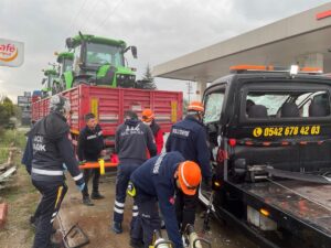 BOLU (AA) – D-100 kara yolunun Bolu kesiminde çekici, otomobil