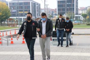 BOLU (AA) – Anadolu Otoyolu'nun Bolu kesiminde otomobilde uyuşturucuyla yakalanan