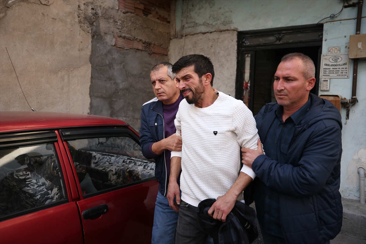 Bursa'da tüfekle çatıya çıkıp polise direnen kişi gözaltına alındı