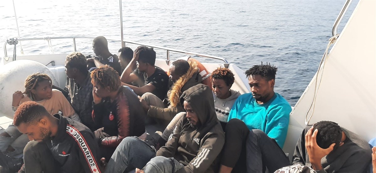 Çanakkale'de Türk kara sularına itilen 14 düzensiz göçmen kurtarıldı