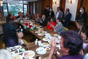 -"Eşlerinizin en azından politik olarak yaptığı çalışmalara destek vermeniz çok