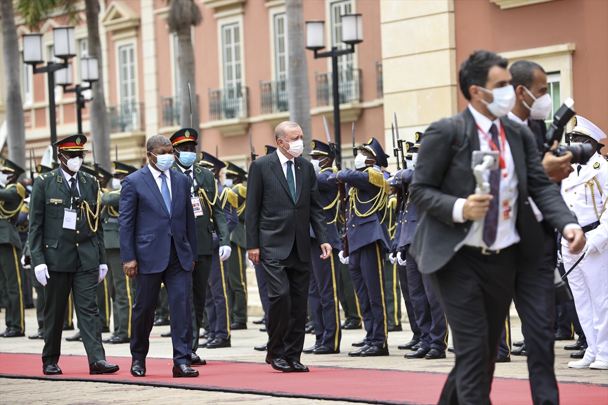 Cumhurbaşkanı Erdoğan Angola'da resmi törenle karşılandı