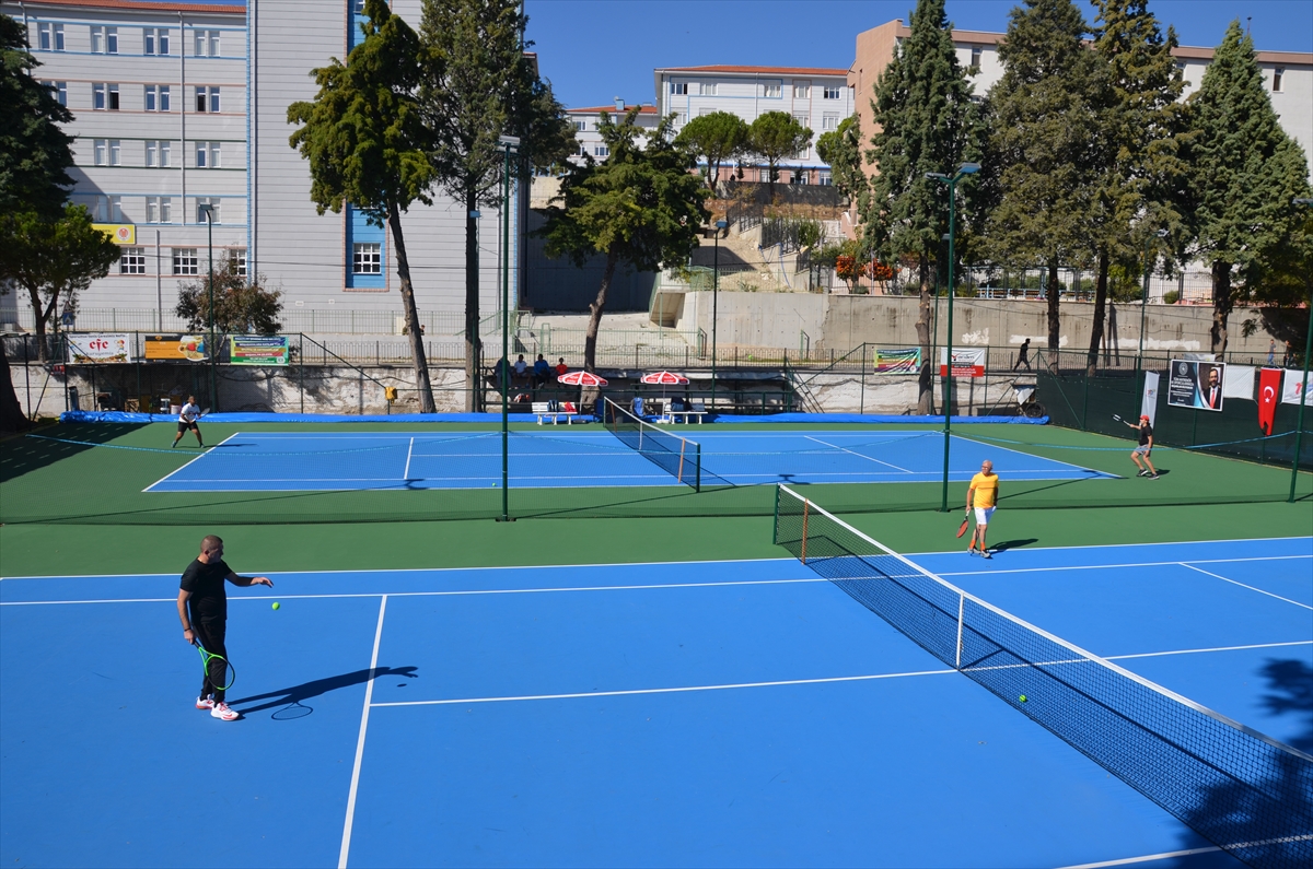 Cumhuriyet Kupası Büyükler Hafta Sonu Tenis Turnuvası Manisa'da başladı