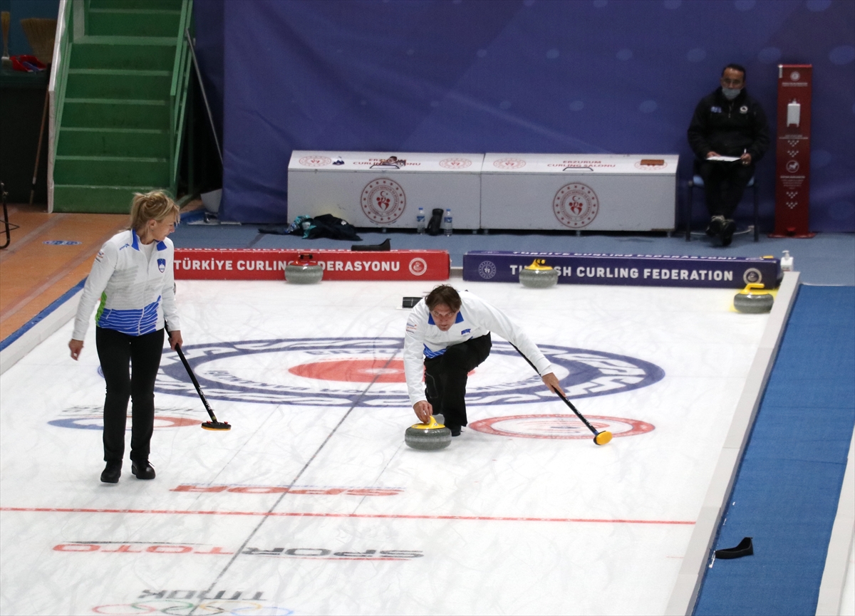 Curlingde 2022 Kış Olimpiyat Oyunları ön eleme müsabakaları sürüyor