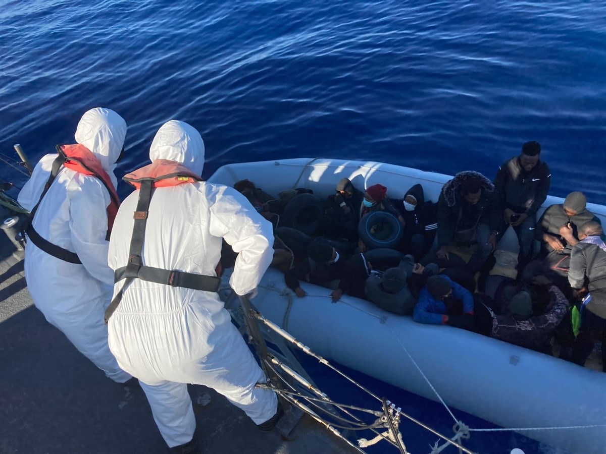Datça açıklarında Türk kara sularına itilen 22 düzensiz göçmen kurtarıldı