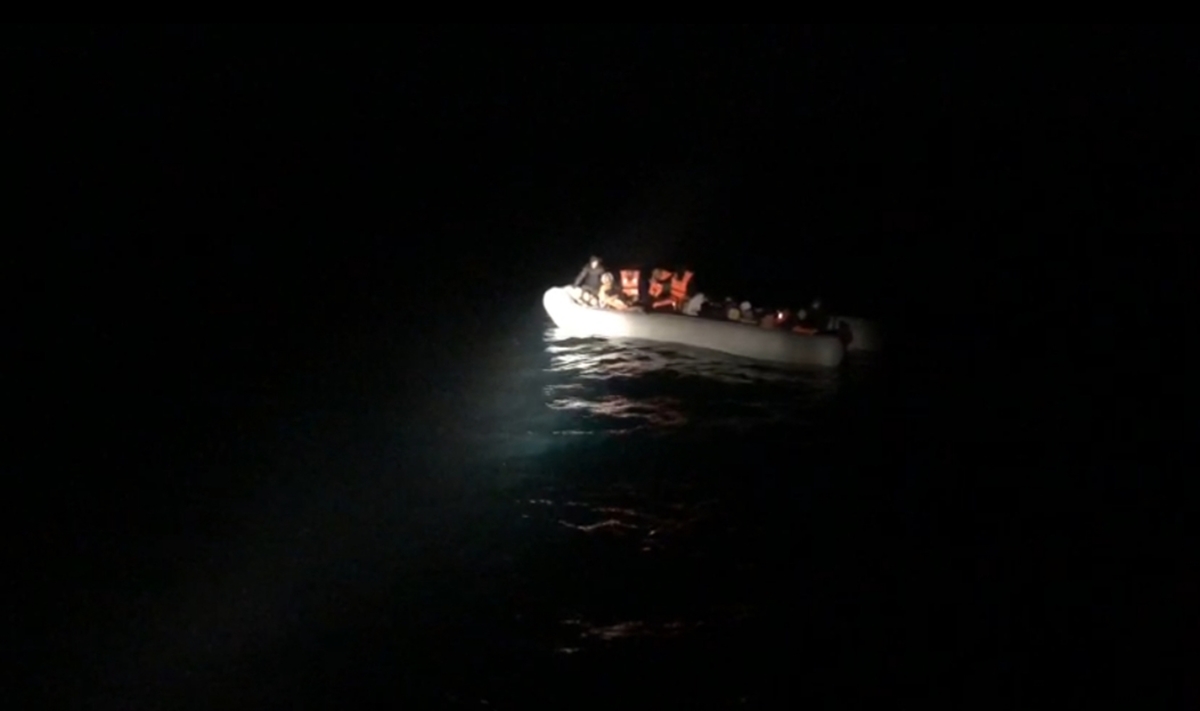 Denizde mahsur kalan düzensiz göçmenler sahil güvenlik ekiplerince kurtarıldı