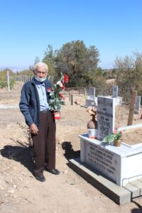 - Hayırsever, törenle hizmete alınan ambulansla eşinin mezarına gidip dua
