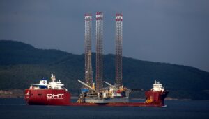 - Deniz yüzeyinden yüksekliği 130 metreyi bulan Marshall Adaları bayraklı