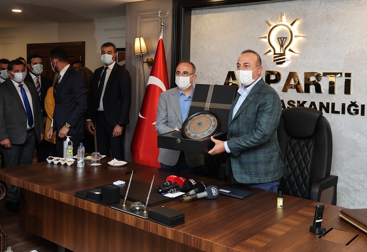 Dışişleri Bakanı Çavuşoğlu, AK Parti İzmir İl Başkanlığını ziyaret etti