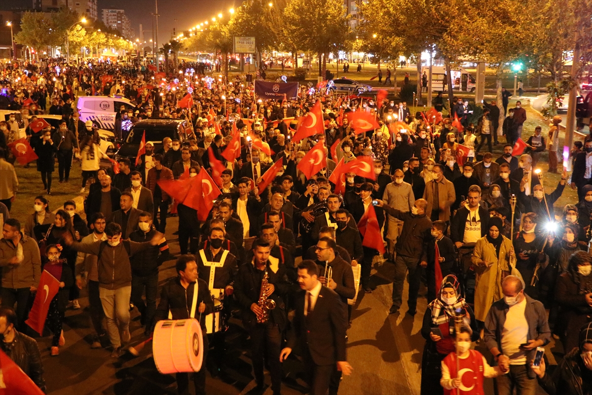 Diyarbakır'da Cumhuriyet Bayramı için fener alayı yapıldı