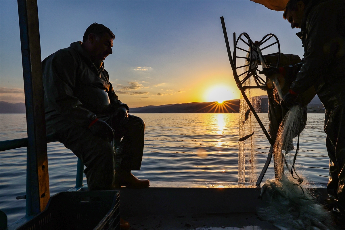 Balıkçı 4 kardeş, 30 yıldır aynı teknede ekmek mücadelesi veriyor